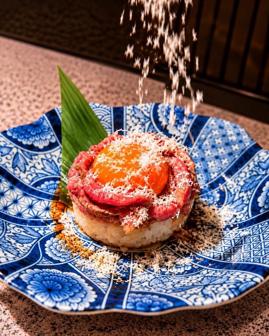 炙りユッケ寿司削りチーズ