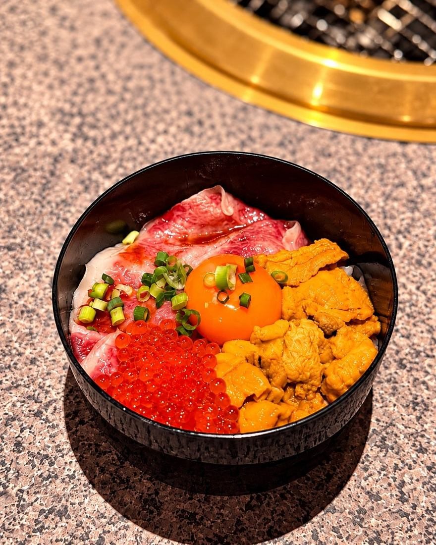 黒毛和牛炙りうにいくら小丼